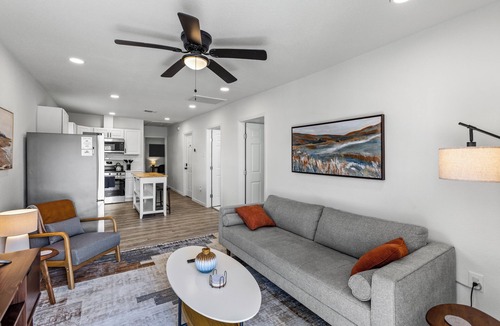North Houston House | Cozy & Bright 2BR Home - 10 Min to Downtown