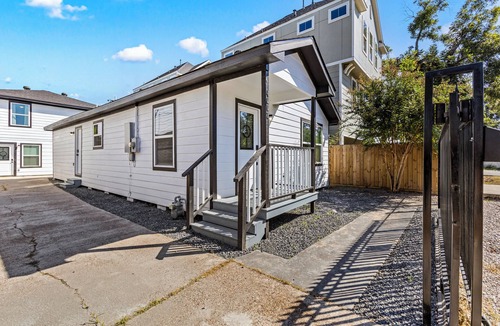 North Houston House | Cozy & Bright 2BR Home - 10 Min to Downtown