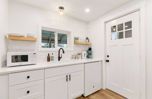 Vancouver House | Cozy & Modern Tiny Home with Beautiful Valley View close to PDX