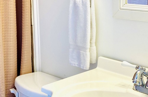 Diamond City Apartment | Cozy Studio Sleeps 3 located as close as you can get to Bull Shoals Lake!