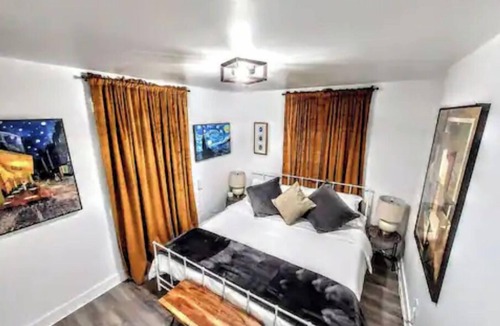 South Salt Lake Ski Chalet | Creative Chalet - 3 King Beds! 4 rooms! Gig Wifi⚡️