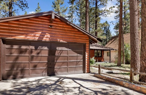 Big Bear City Ski Chalet | Cuddle Bear's Cabin- Cozy Log Cabin- Pool Table