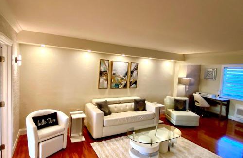 North Bay Village Apartment | Deluxe waterfront one bedroom apartment with Miami Skyline view, free parking 5 mins drive to Miami Beach
