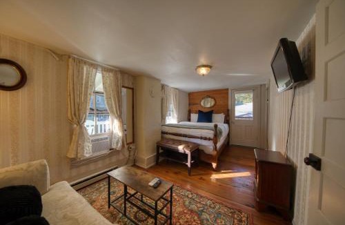 Eureka Springs Historic District House | Downtown Four Poster Piedmont