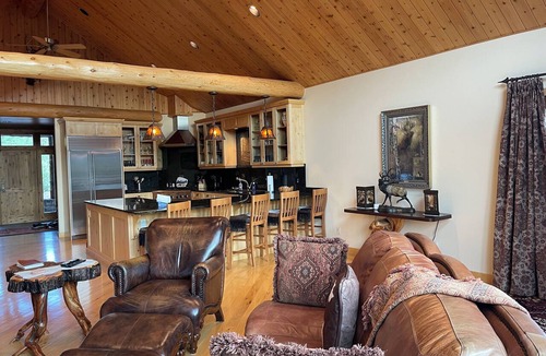 Emigrant House | Elk Run Ranch…Come enjoy the breath taking views of Paradise Valley & YNP