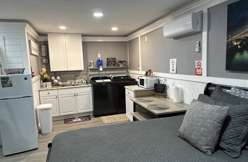 Spring House | Equipped Studio with Generac back up powered & pet friendly. Hablo espanol
