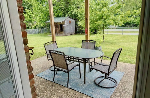 Radcliff House | Fortside Comfort~3 BR~Gourmet Kitchen~Pet Friendly