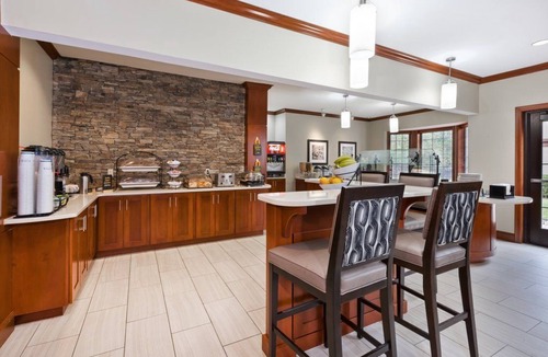 Kalamazoo Condo | Free Breakfast, Pool, Gym. Near Western Michigan University!