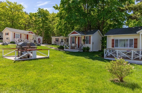 Hulls Cove Cabin | Gallagher`s Travels Cabin Six (King)