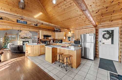 Lyndon Station Cabin | Game Room Log Cabin Near Dells Hot Tub