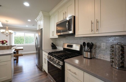 Orange House | Gorgeous Pool/Jac Home: 2 Ensuites & Game Room