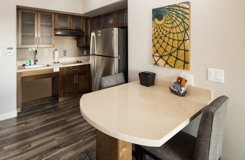 Lake Jackson Condo | Great Location! Outdoor Pool. Free Breakfast. Gym.