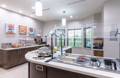 Lake Jackson Condo | Great Location! Outdoor Pool. Free Breakfast. Gym.