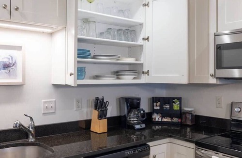 Hampton Condo | Hampton Beach Hideaway | 1 Block to Beach |Parking