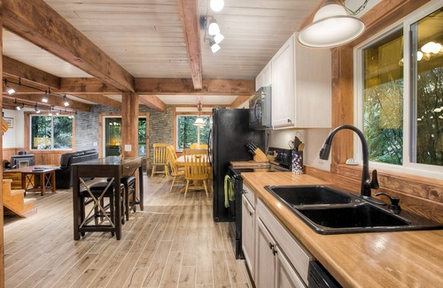 Gold Bar House | High River Haven: Cozy pet friendly riverfront cottage, a perfect couples retreat!