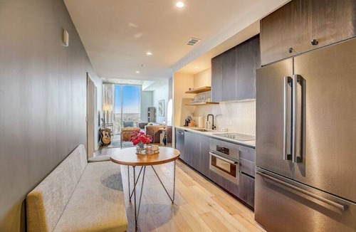 Rainey Street Historic District Condo | Highrise 1BR Luxe Suite near DT|Vibrant Rainey St