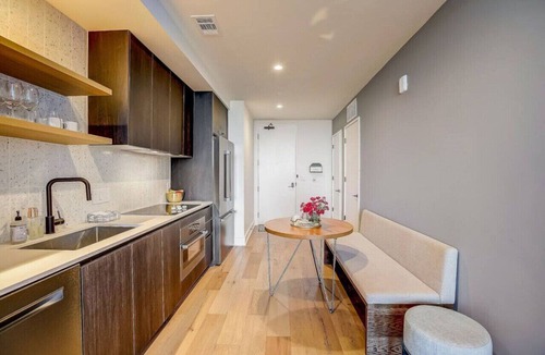 Rainey Street Historic District Condo | Highrise 1BR Luxe Suite near DT|Vibrant Rainey St