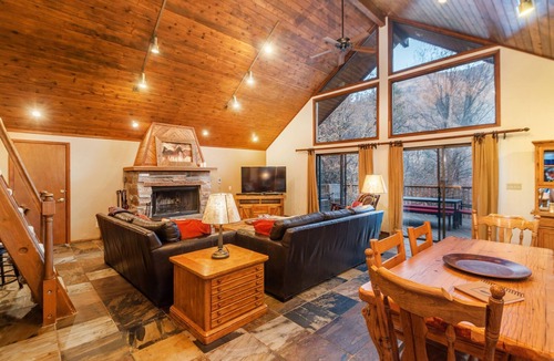 Sundance Cabin | HILLSIDE HIDEAWAY * GREAT FAMILY RETREAT* HOT TUB, SAUNA, KIDS LOFT