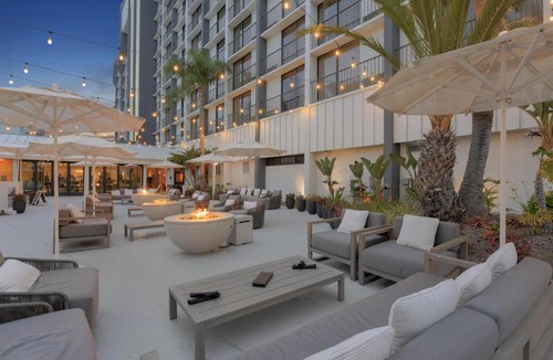 Airport Area Hotel | Hilton Irvine/Orange County Airport