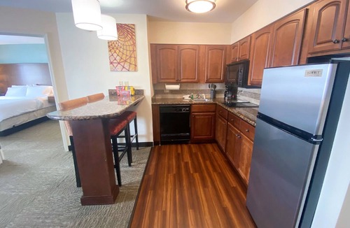 Great Falls Apartment | King Suite with Full Kitchen | Free Breakfast