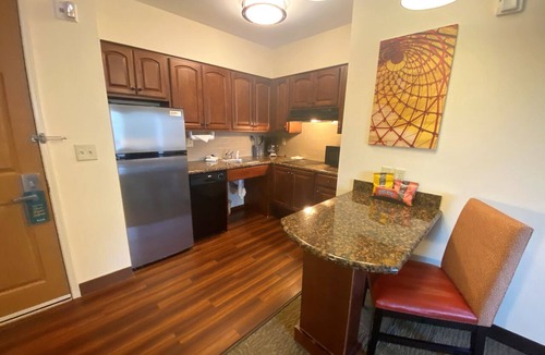 Great Falls Apartment | King Suite with Full Kitchen | Free Breakfast