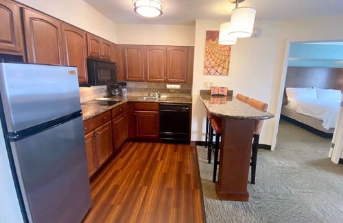 Great Falls Apartment | King Suite with Full Kitchen | Free Breakfast