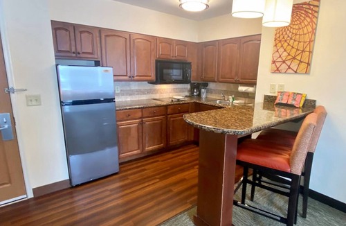 Great Falls Apartment | King Suite with Full Kitchen | Free Breakfast