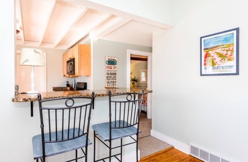 Union Pier House | Lake Escape - Private Hot Tub - Short Walk to Beautiful Berrien Street Beach 🏖️☀️😎