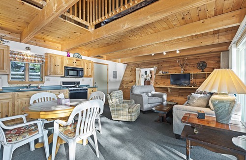 Barrington House | Lakefront Sunset-Facing Cottage Private Beach-Dock Great Fishing Barrington, NH