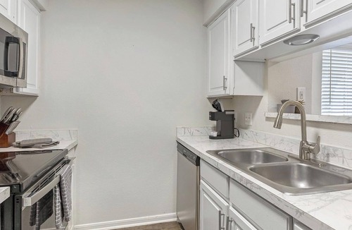 Denton Apartment | Landing | Beautiful 2BD, Gym, Courtyard