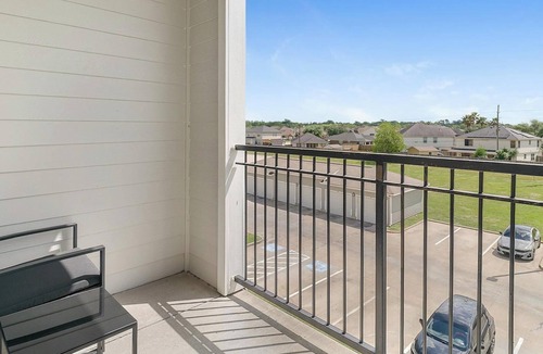 Northeast Houston Apartment | Landing | Chic 1BD, Game Room, Gym