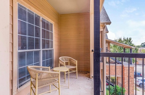 Southbelt/Ellington Apartment | Landing | Spectacular 2BD, Clubhouse, Pool