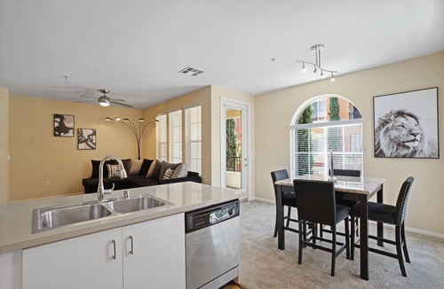 Orange Apartment | Luxury 2-BD/BA Apt! 5 Mins to Disney ! Angel Stadium! Honda Center! The Outlets!