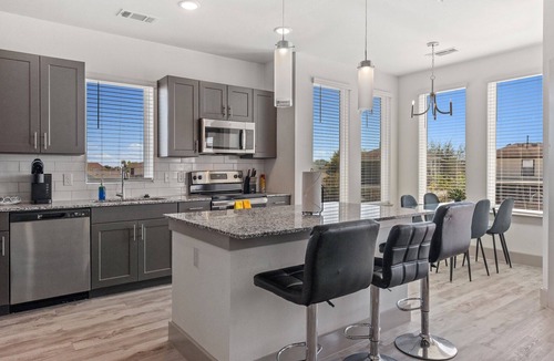Stony Ridge North Apartment | Luxury 2BD/2BA Next to Airport z12g