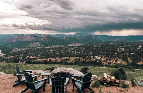 Cripple Creek House | Luxury Off-Grid Yurt: Hot Tub, Epic Views, WiFi, 10 Mins from Cripple Creek!