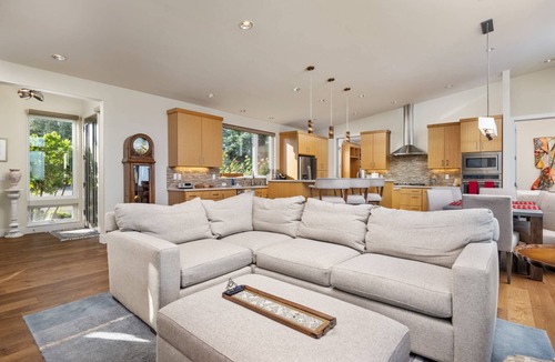 Dundee House | Magnificent Panoramic Valley and Vineyard Views, Single Level Two Guest Suite Layout, Amazing Deck