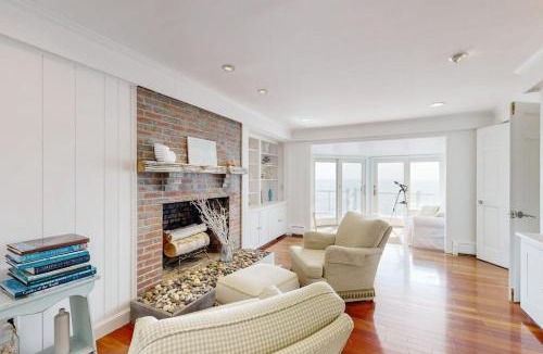 Gloucester House | Magnolia Tides