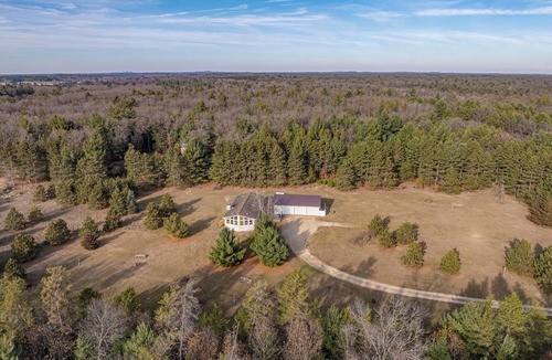 Wisconsin Dells House | Marvelous 4-bedroom house with 5 Acres of Land 5 Minutes from Downtown Dells