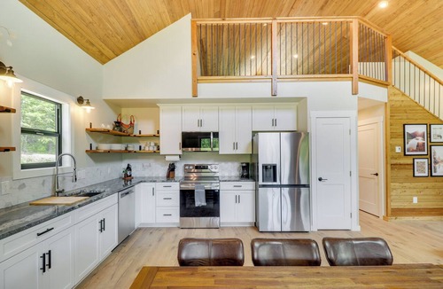 Lakeside Cottage | Modern Lakeside Cabin w/Mountain Views & Hot Tub!