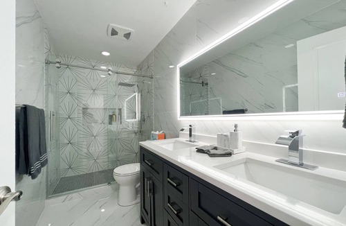 Fountain Valley House | Modern Luxury steps to Mile Square Park, 10 guest