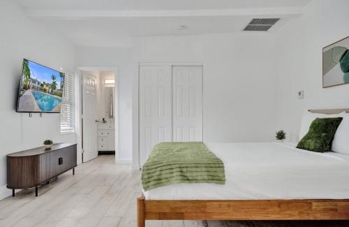 Mango Groves Apartment | Modern Studio w Kitchen and Pool at Lake Worth