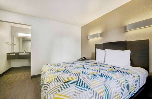 Denton Hotel | Motel 6 Denton, TX - UNT