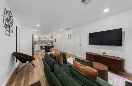 South Central Houston House | Near Bars, Eats, & Stadiums Close to UH/Downtown