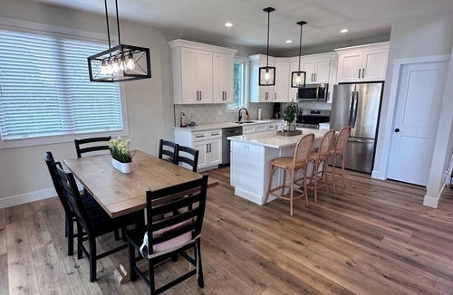 Williamstown House | NEW! Lakefront Getaway - Stunning Views - 7 Miles from The Ark