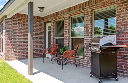 Broken Arrow House | Pet friendly home featuring a sample of local flavors near The Rose District!