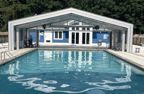 South Haven Ski Chalet | Poolside Breeze
