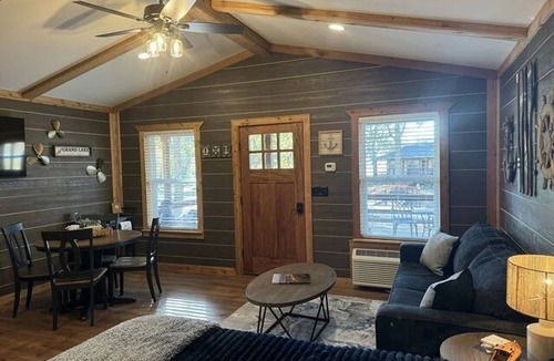 Cleora Cabin | Portside Paradise updated cabin w hottub
