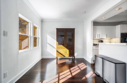 Greenway Plaza-Upper Kirby House | Prime Location. Luxurious 3 BR with Pool. 2 Living Rooms. Garage. 4 Balconies.