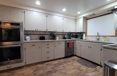 Boring House | Private country home, Mt. Hood view, hot tub, full kitchen, business class Wi-Fi