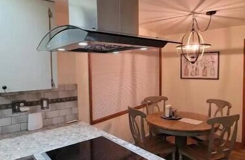 Boring House | Private country home, Mt. Hood view, hot tub, full kitchen, business class Wi-Fi